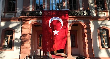 Belediyeye ait binalara Türk bayrakları asıldı