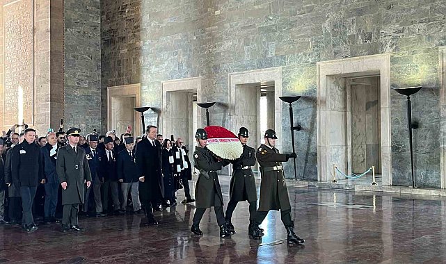 Beşiktaş Başkanı Arat ve beraberindeki heyet, Anıtkabir'i ziyaret etti