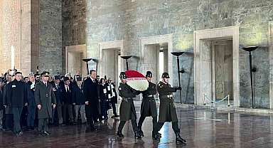 Beşiktaş Başkanı Arat ve beraberindeki heyet, Anıtkabir'i ziyaret etti