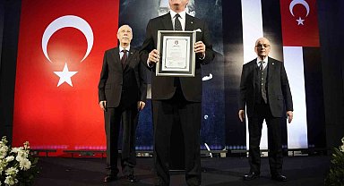 Beşiktaş'ta Başkan Hasan Arat ve yönetim kurulu, mazbatalarını aldı