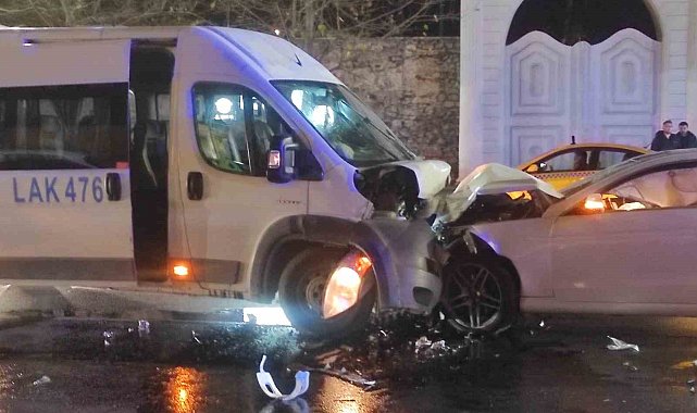 Beşiktaş'ta servis minibüsü ve otomobil kafa kafaya çarpıştı: 9 yaralı