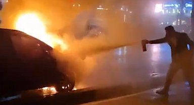 Beylikdüzü'nde park halindeki araç alev aldı