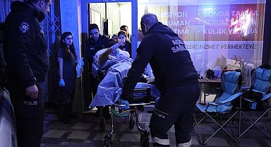 Bıçakla yaralanan genç kız ambulansa alınırken yakınlarına el salladı