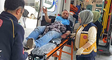 Bıçakla yaralandı, yarasını unutup gazetecilere sardı