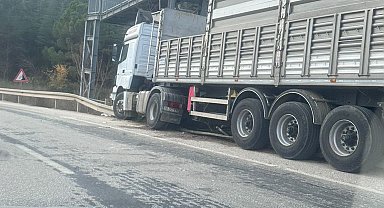 Bilecik'te kontrolden çıkan tır az kalsın üst geçidi yıkıyordu