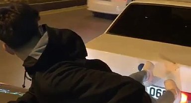 Bir garip yol yardımı: Yolda kalan aracı ayaklarıyla böyle itti