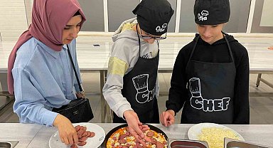 Birlikte pizza yaparak engelsiz bir yaşama dikkat çektiler