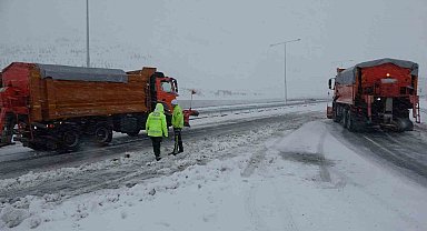 Bitlis'te kar yağışı etkili oldu 100'e yakın araç yolda kaldı