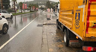 Bodrum'da belediye ekipleri yağmur mesaisinde