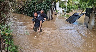 Bodrum'da dere taştı, 4 kişi mahsur kaldı
