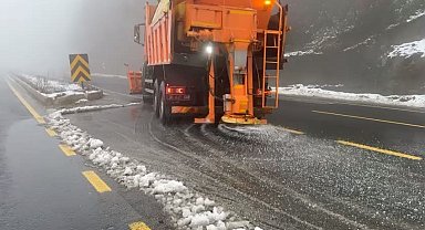 Bolu geçişinde aralıklarla kar yağışı etkili oluyor