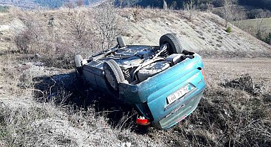 Bolu'da otomobil şarampole devrildi: 2 yaralı
