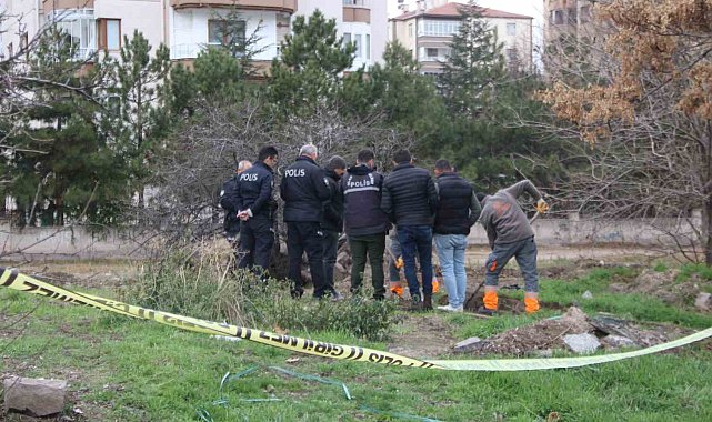 Boş arazide dua eden şahıs ekipleri harekete geçirdi