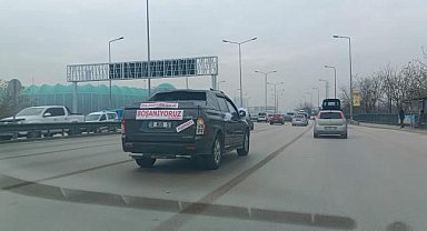 Boşanma davasına giderken aracını düğün arabası gibi süsledi, görenler şaşırdı