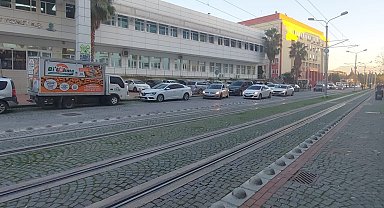 Boşanma davasını kazanınca sevinçten lokma dağıttı