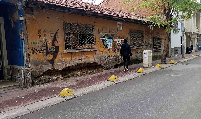 Bu ev yıllardır virane halde duruyor