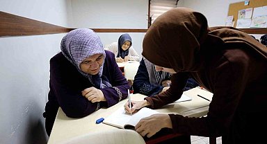 Bu kurs okuma yazma bilmeyen kadınların hayatını değiştiriyor