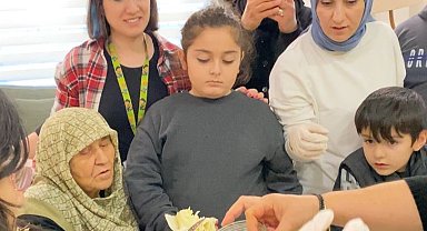 Bu merkez yaşlılar ile çocukları bir araya getiriyor