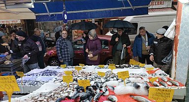 Bu sezon ilk: Kilosu 25 TL'ye düşen hamsi kapış kapış gitti