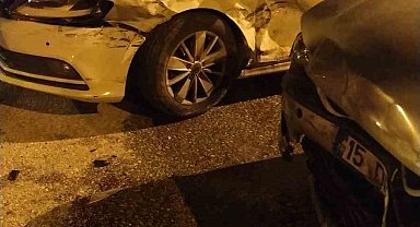 Burdur'da 2 otomobil çarpıştı: 2'si çocuk 5 kişi yaralandı