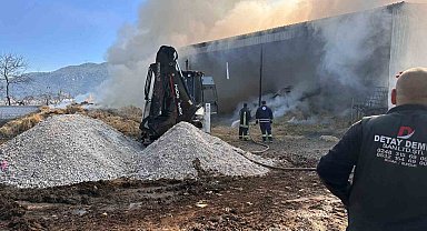 Burdur'da elektrik kaçağından çıkan yangında 15 ton saman balyası kül oldu