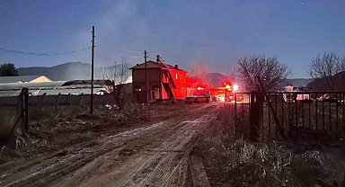 Burdur'da gündüz saatlerinde çıkıp kontrol altına alınan yangın tekrar nüksetti