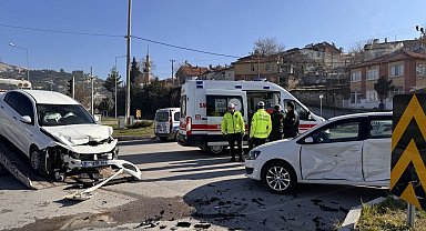Burdur'da iki otomobil çarpıştı: 3 kişi yaralandı