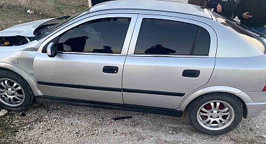 Burdur'da iki otomobil çarpıştı, 3 kişi yaralandı