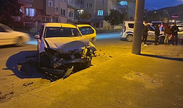 Burdur'da kavşağa kontrolsüz giren 2 araç çarpıştı: 3 yaralı