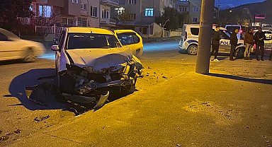 Burdur'da kavşağa kontrolsüz giren 2 araç çarpıştı: 3 yaralı