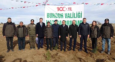 Burdur'da Valilik 100'üncü Yıl Hatıra Ormanı'nda bin fidan toprakla buluştu