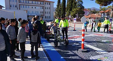 Burdurlu öğrenciler trafik parkında hem öğrendiler hem eğlendiler