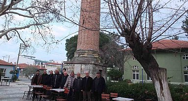 Burhaniye'de camisiz minare mahallenin simgesi oldu