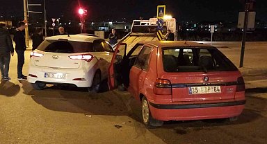 Bursa'da iki araç kafa kafaya çarpıştı: 5 yaralı