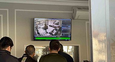 Bursa'da kar maskeli ve silahlı soyguncu kamerada… Polis ekipleri olayı böyle araştırdı
