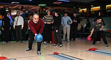 Bursa'da liseliler bowlingle stres atıyor