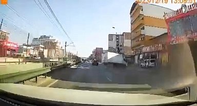 Bursa'da sinyal vermeden şerit değiştiren otomobil faciaya neden oluyordu