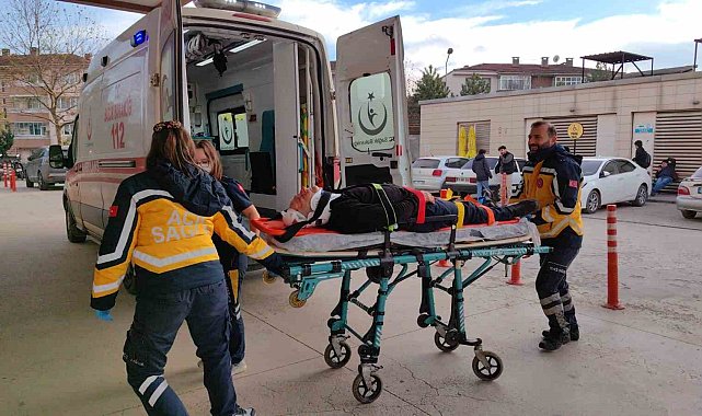 Bursa'da tırla çarpışan otomobil şarampole uçtu, 2 kişi yaralandı