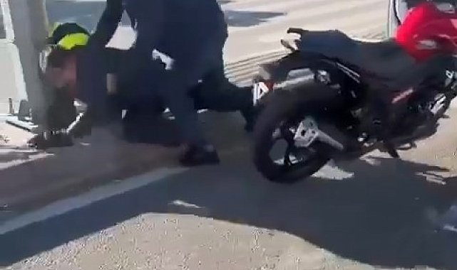 Bursa'da yol kavgası kamerada...Motosiklet sürücüsünü kaskıyla dövdü