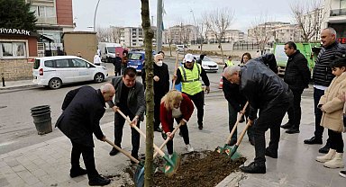 Büyükçekmece'de 2024 yılına 24 mahallede ağaç dikerek girildi