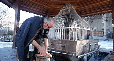 Buz tutan şadırvanda abdest alıyorlar