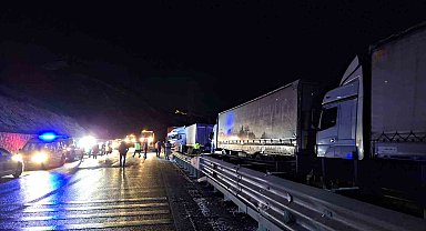 Buzlanma nedeniyle ulaşıma kapanan Erzurum - Erzincan kara yolu yeniden ulaşıma açıldı