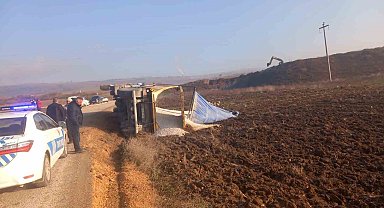 Çakıl yüklü tır devrildi