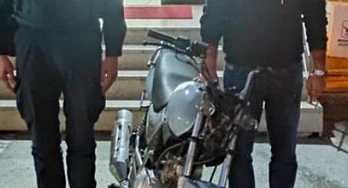 Çaldığı kırmızı renkli motosikleti maviye boyadı ama jandarmadan kaçamadı