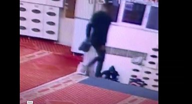 Camideki ayakkabı hırsızlığı güvenlik kamerasına yansıdı