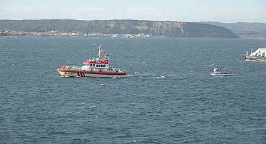 Çanakkale Boğazı'nda sürüklenen balıkçı teknesi, barınağa yanaştırıldı