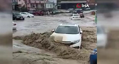 Çanakkale’de dere taştı, araçlar sular altında kaldı