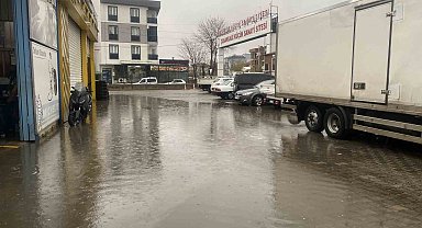 Çanakkale'de dere taştı, otomobil suya gömüldü