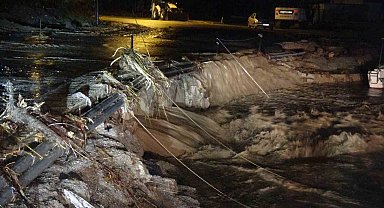 Çanakkale'de Kepez Deresi taştı, sahil yolu trafiğe kapatıldı