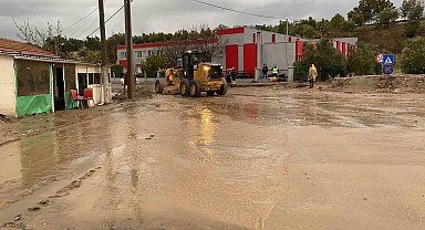Çanakkale'de sağanak yağış nedeniyle Kalabaklı köy yolu trafiğe kapatıldı
